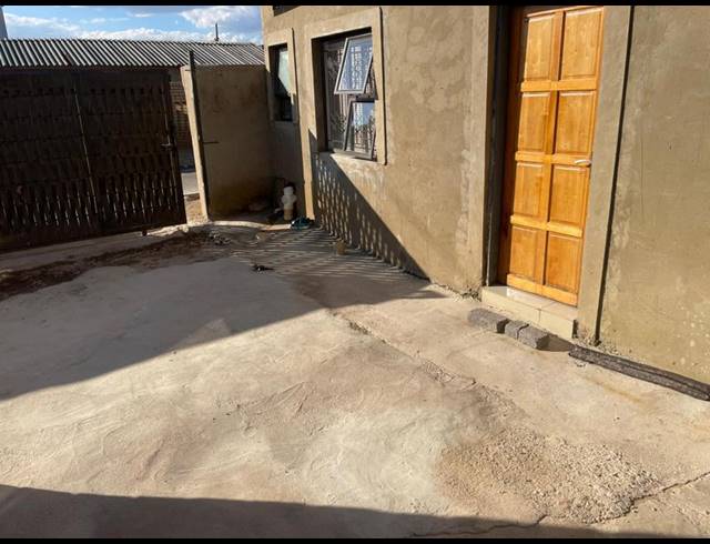 8 BEDROOM HOUSE FOR SALE IN ZOLA
